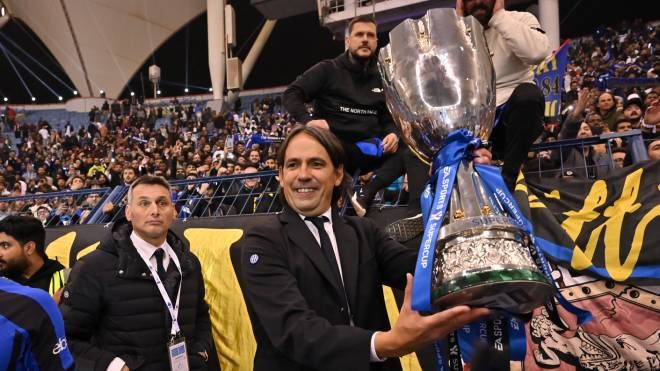 Simone Inzaghi con la Supercoppa italiana (Alive)