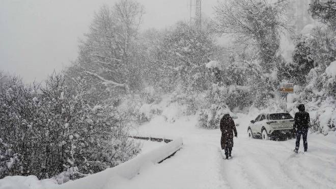Disagi per la neve nel Bresciano (Ansa)