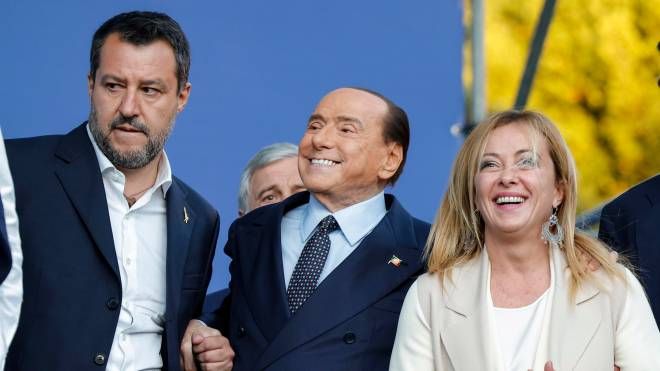 La premier Giorgia Meloni con il vicepremier Matteo Salvini e Silvio Berlusconi
