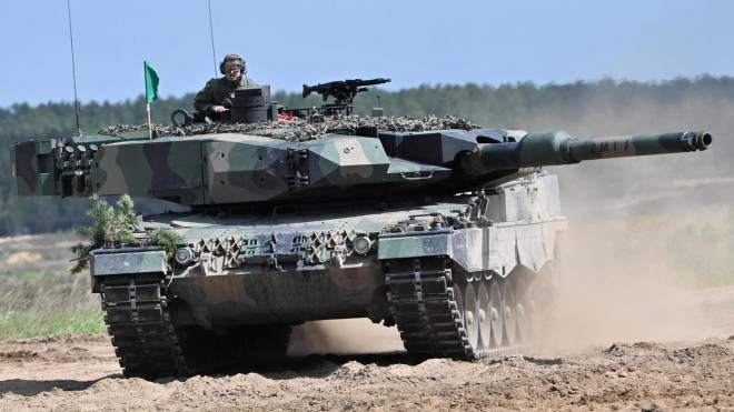 Un carro armato Leopard 2 in dotazione alla Polonia, nel campo di addestramento di Drawsko