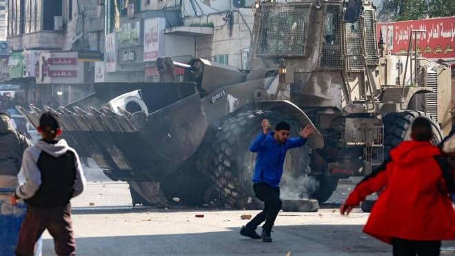 Jenin, scontri tra esercito israeliano e palestinesi (Ansa)