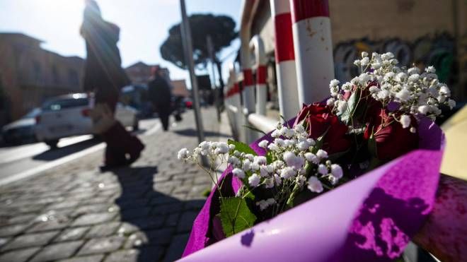 Fiori per le vittime dell'incidente fatale a Fonte Nuova Roma