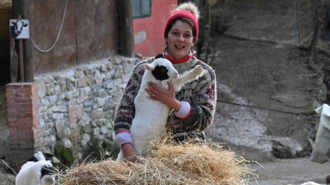 Gabriella Michelozzi nella sua azienda agricola in provincia di Pistoia