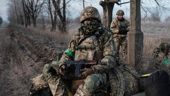 Ucraina, un soldato di Kiev nel Donetsk (Ansa)