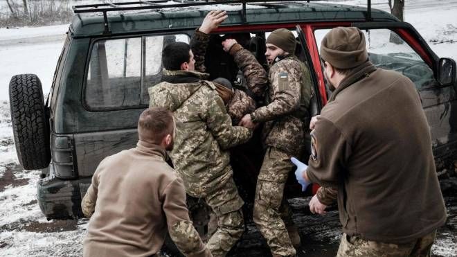 Un militare ucraino ferito nel Donets (Ansa)