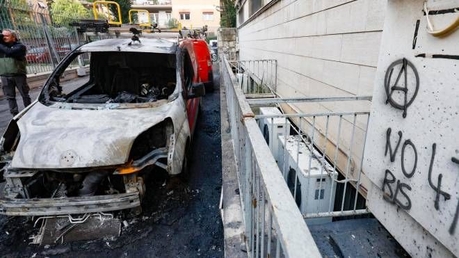 Una delle auto date alle fiamme ieri a Roma, nella sede Telecom di via Val di Lanzo