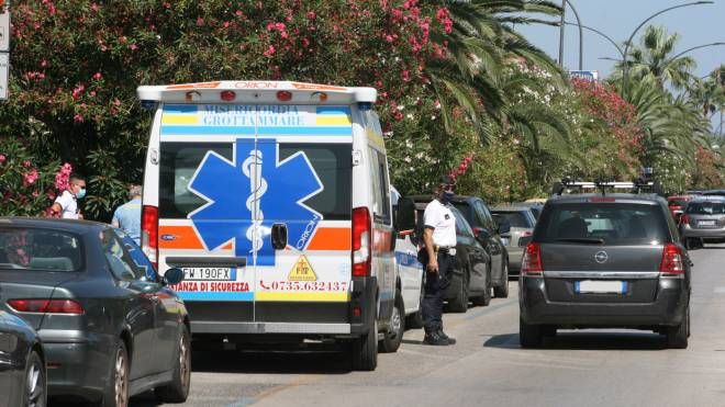 Intervento di ambulanza e polizia sul lungomare (immagine di repertorio)