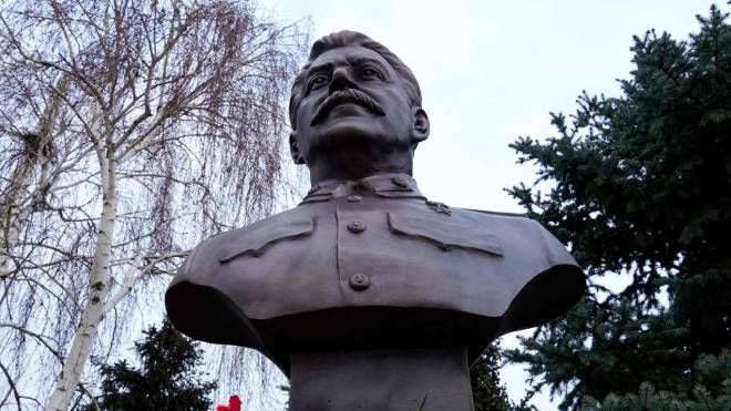Il busto del dittatore sovietico Stalin inaugurato ieri a Volgograd, la ex Stalingrado