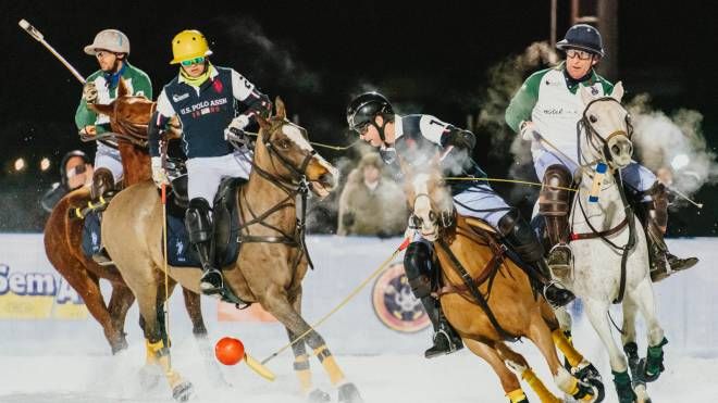 Una partita dell'Italia Polo Challenge sul campo innevato