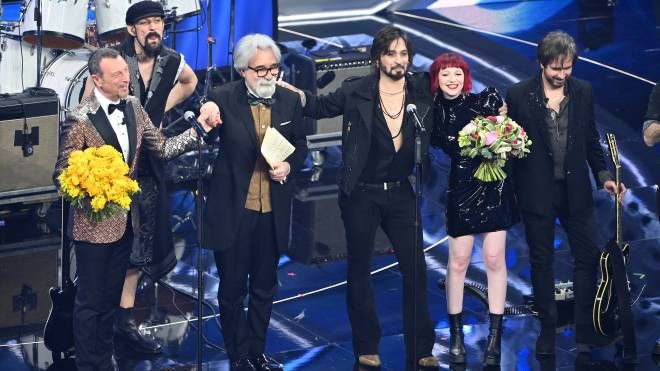 Peppe Vessicchio sul palco di Sanremo nell'edizione dello scorso anno (Alive)