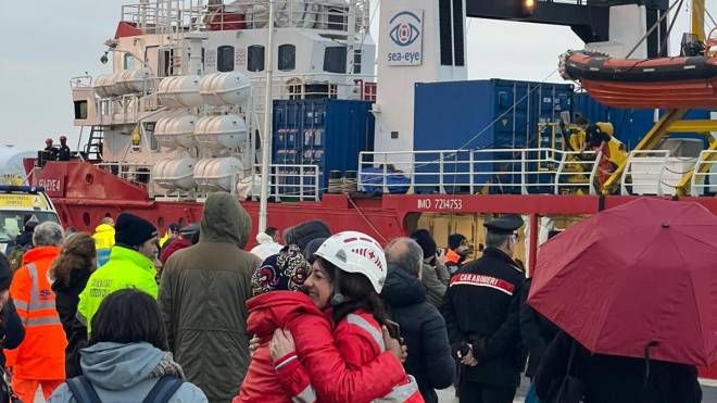 Lo sbarco di migranti dalla Sea Eyes il 23 dicembre scorso a Livorno