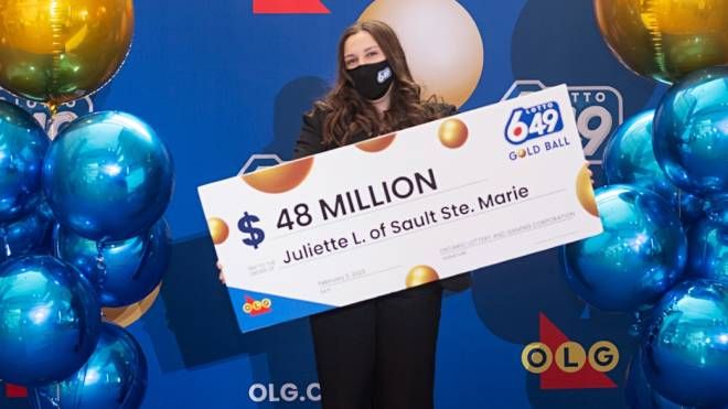 Juliette Lamour con l'assegno di 48 milioni di dollari canadesi (foto OLG)