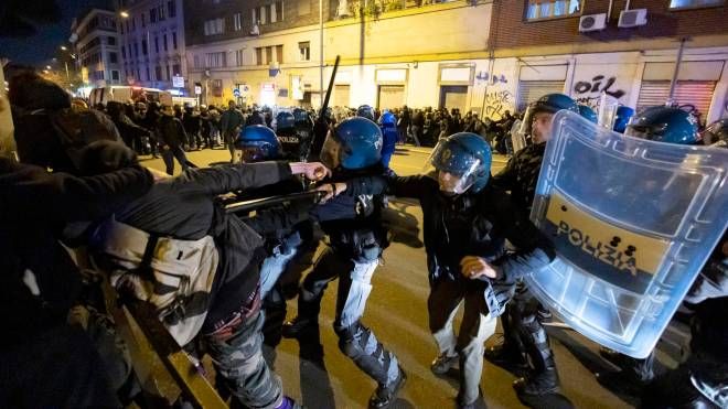 Gli scontri tra anarchici e forze dell'ordine a Roma (Ansa)