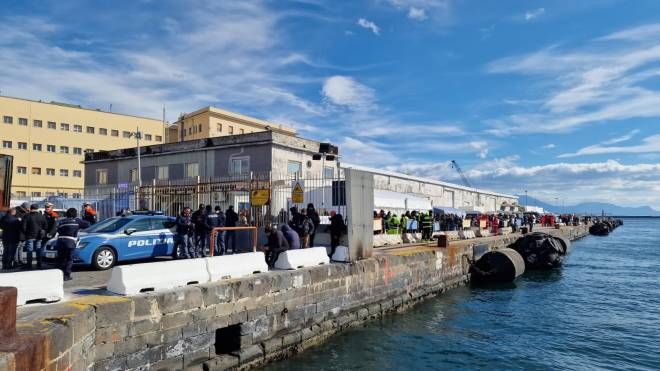 Napoli, pronte le tensostrutture per lo sbarco di migranti della Sea Eyes