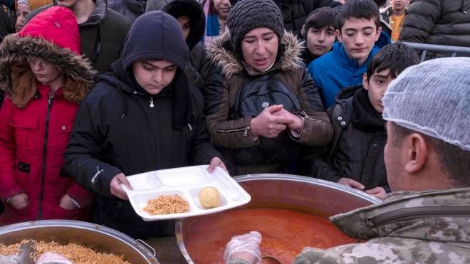 Diyarbakir, sud-Est della Turchia: gli sfollati ricevono cibo dai volontari