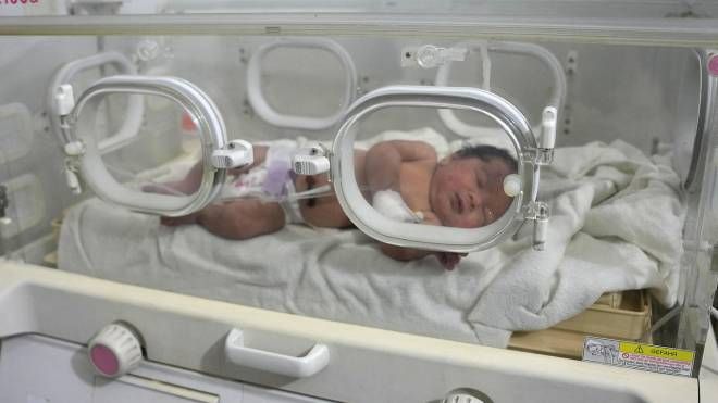 La neonata estratta viva dalle macerie (Rami al Sayed per Afp / Ansa)