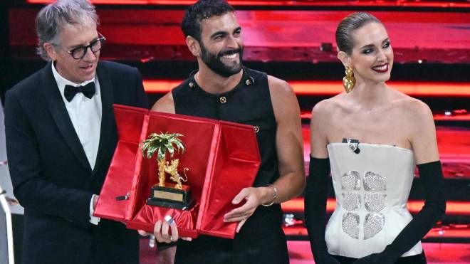 Mengoni vincitore del festival di Sanremo 2023 (Ansa)