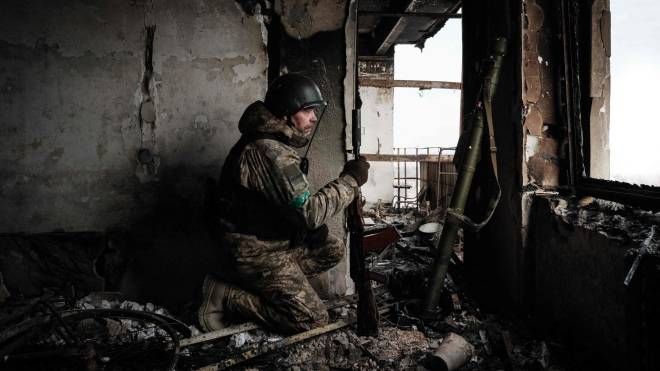 Soldato ucraino a Bakhmut, 9 febbraio 2023 (Afp)