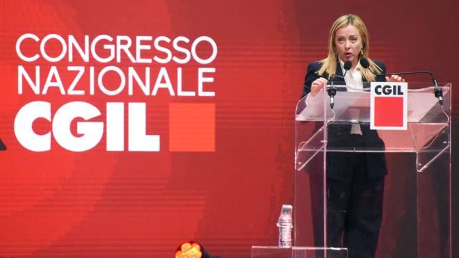 La premier Giorgia Meloni sul palco del congresso della Cgil (Foto Migliorini)