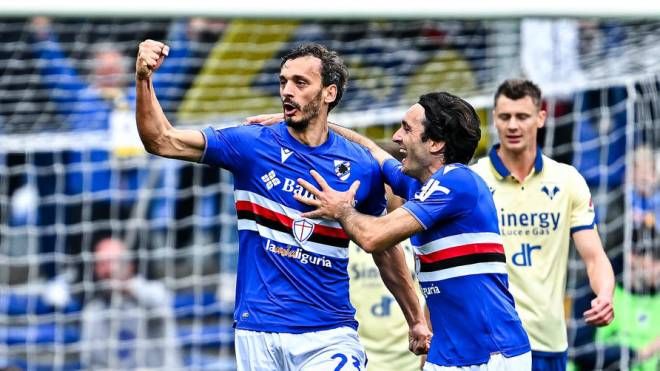Gabbiadini festeggia il gol mentre riceve l'abbraccio di Augello