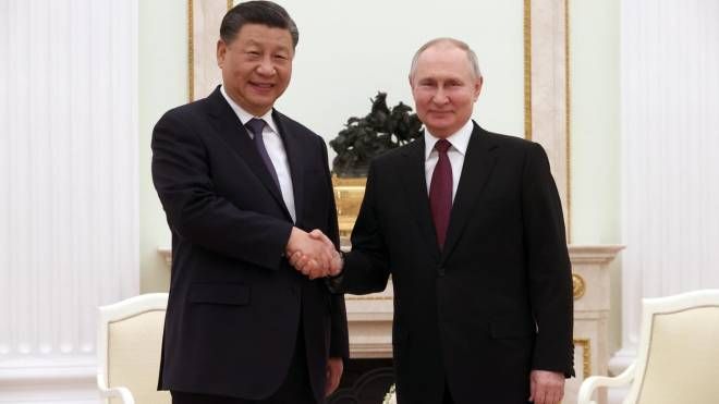 Xi Jinping e Vladimir Putin si stringono la mano a Mosca