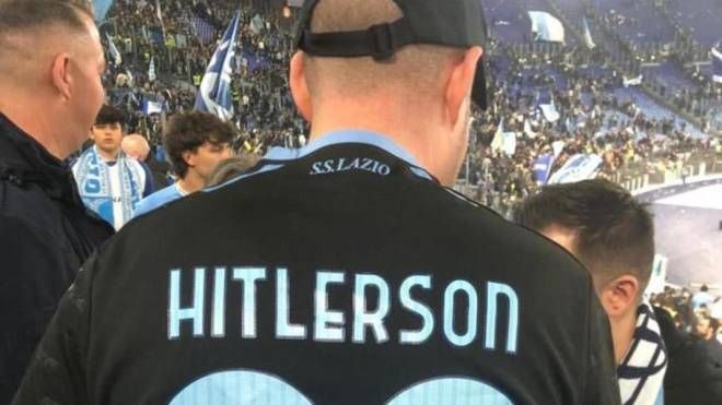 Il tifoso della Lazio indossa la maglietta con la scritta "Hitlerson"