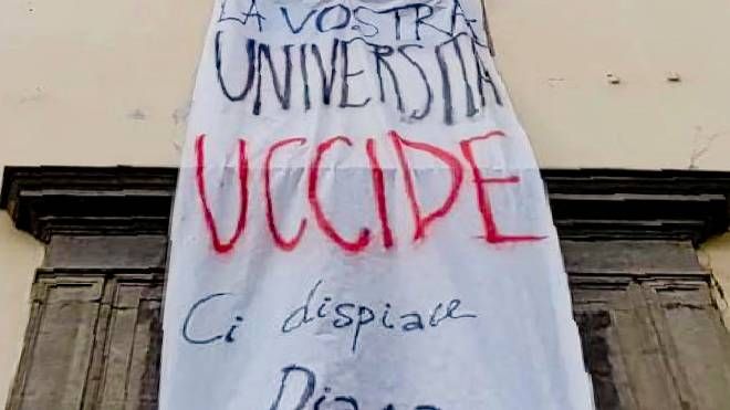 Napoli, striscione per una ragazza che si è uccisa dopo non aver superato un esame