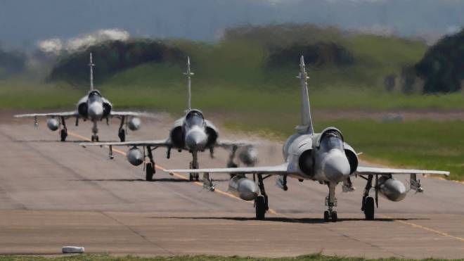 Parigi addestra i piloti, e darà i Mirage 2000 all'Ucraina 
