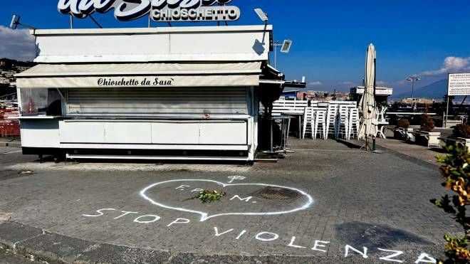 A Mergellina, lungomare di Napoli, il cuore con la scritta 'Stop violenza'