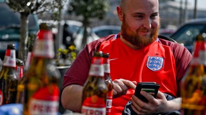 Tifosi inglesi bevono birra in attesa del match allo stadio Maradona di Napoli