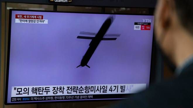 Un telegiornale sudcoreano trasmette la notizia del lancio del drone subacqueo (Ansa)