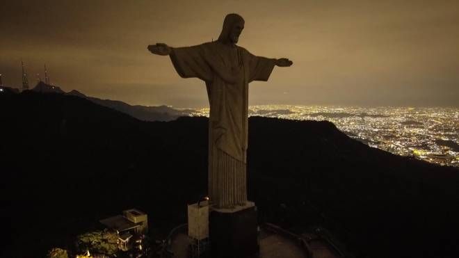Il Cristo Redentore spento a Rio de Janeiro