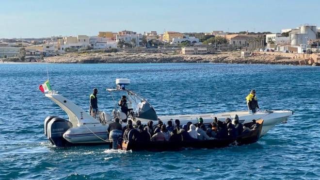 Lampedusa: operazioni di soccorso a un'imbarcazione di migranti (Ansa)