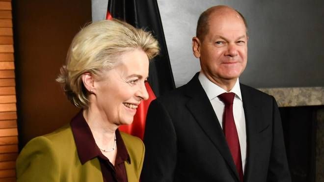 Ursula von der Leyen, presidente della Commissione Ue, e Olaf Scholz, cancelliere tedesco 