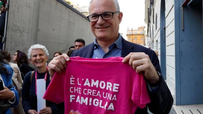Il sindaco di Roma Roberto Guatieri durante la manifestazione delle famiglie arcobaleno