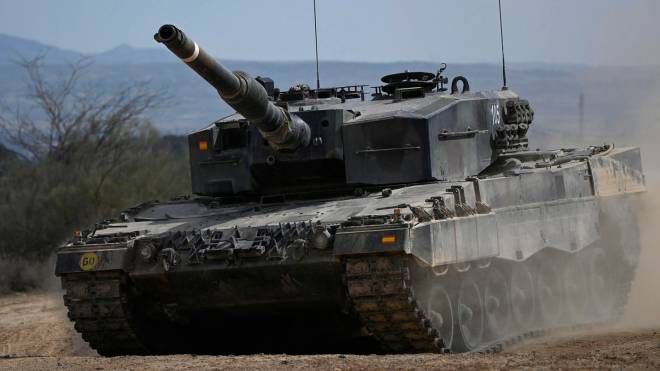 Carri armati Leopard 2 (Ansa)