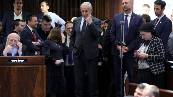 Il premier israeliano Benjamin Netanyahu in parlamento (Ansa)