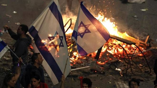 Tel Aviv, scontri dei manifestanti con le forze di polizia