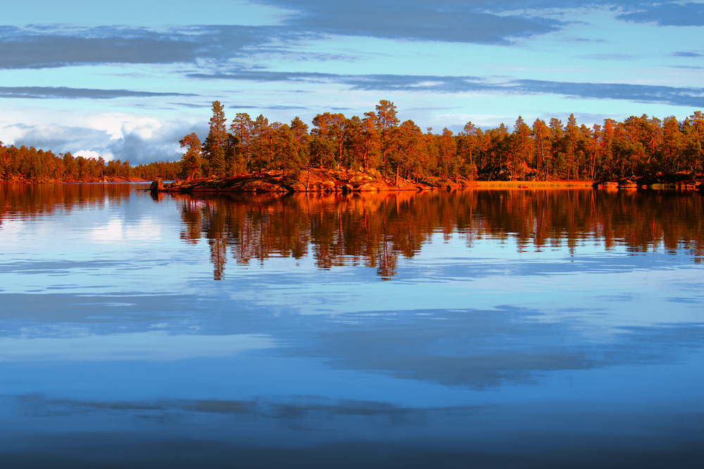 Foliage sul lago Inari in Lapponia Finlandia