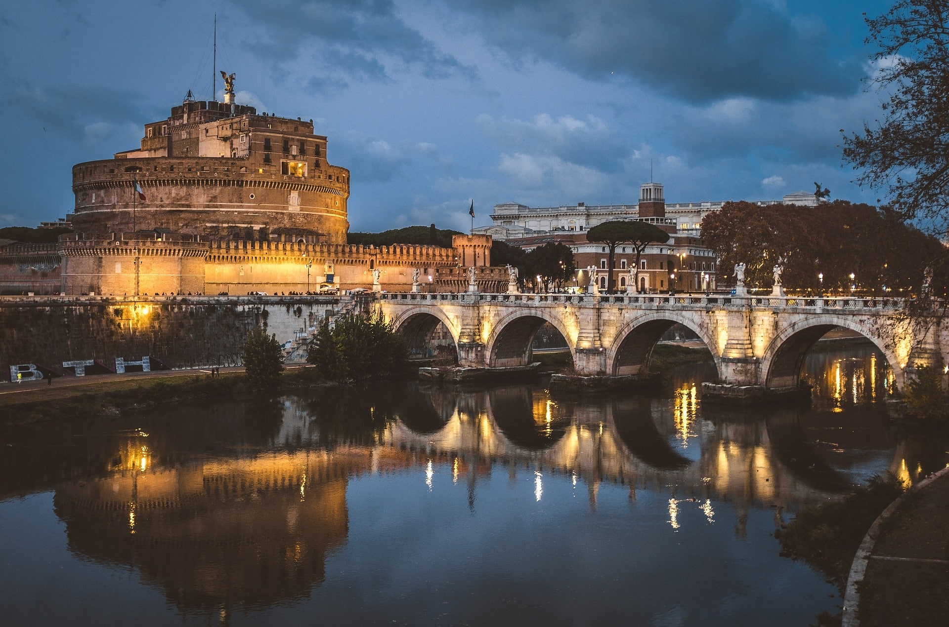 Castel S'Angelo sul Tevere, a Roma, p tra i patrimoni dell'Unesco con il centro città e il Vaticano