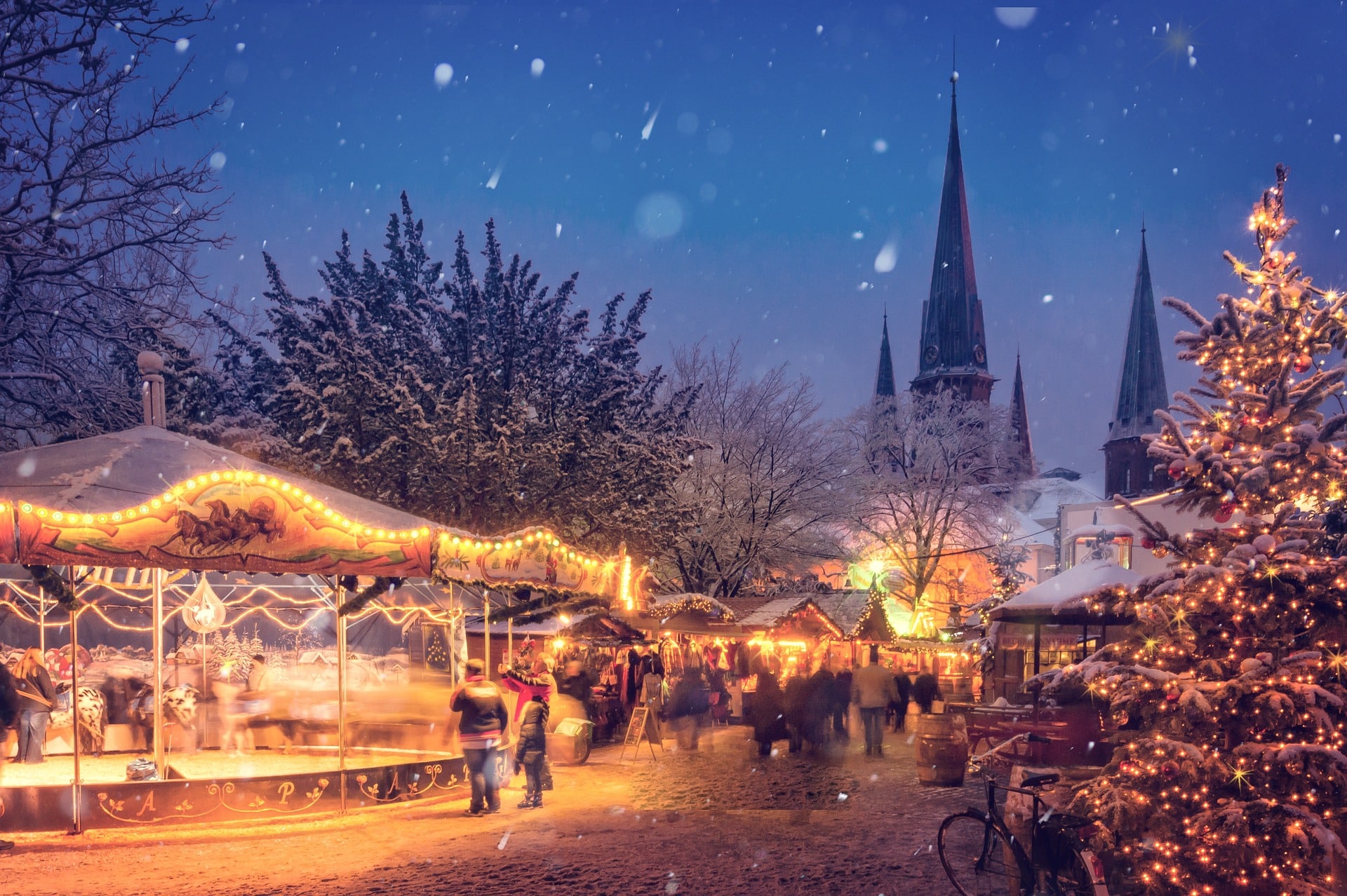 Città illuminate a festa coi mercatini di Natale