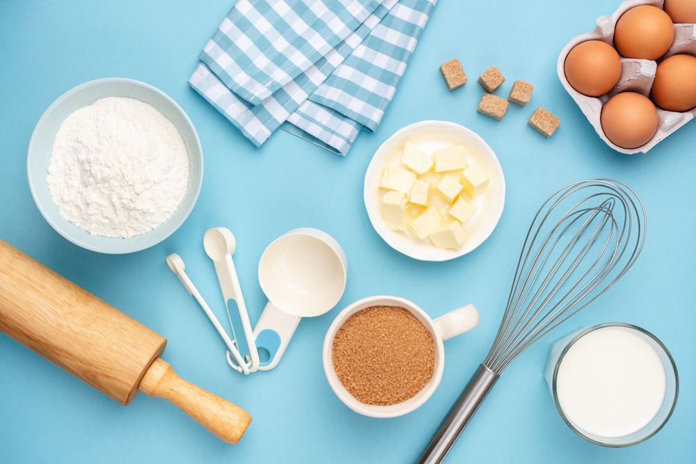 Ingredienti e strumenti per la preparazione dei dolci in cucina